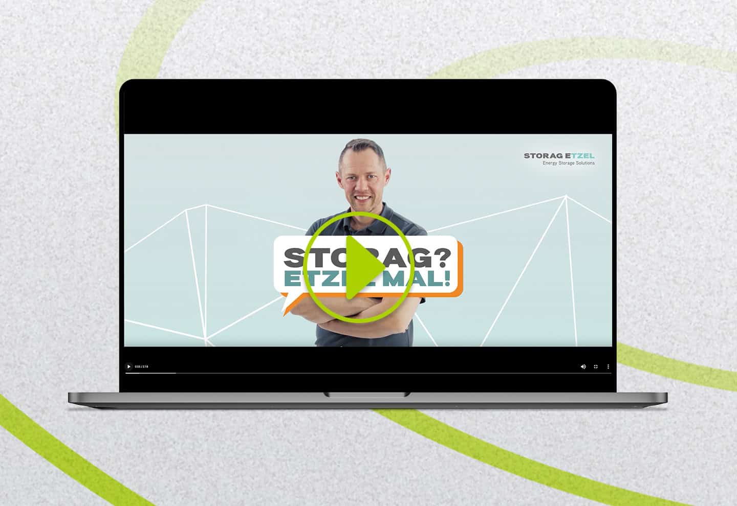 Laptop-Mock-up mit Recruiting-Video von STORAG ETZEL und einem Mitarbeiter vor grafischem Hintergrund.