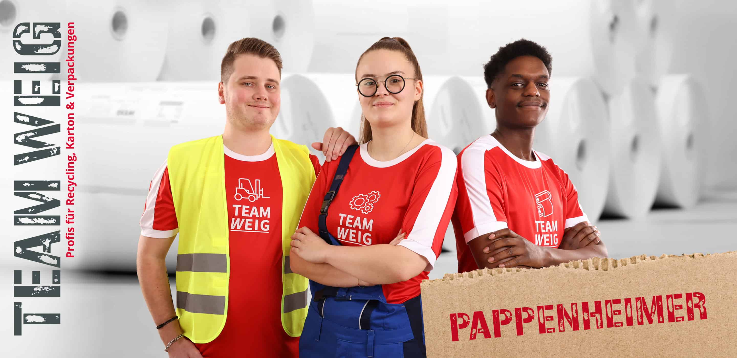 Drei Mitarbeitende von WEIG in Arbeitskleidung vor Papierrollen mit dem Kampagnenmotiv „Pappenheimer“.