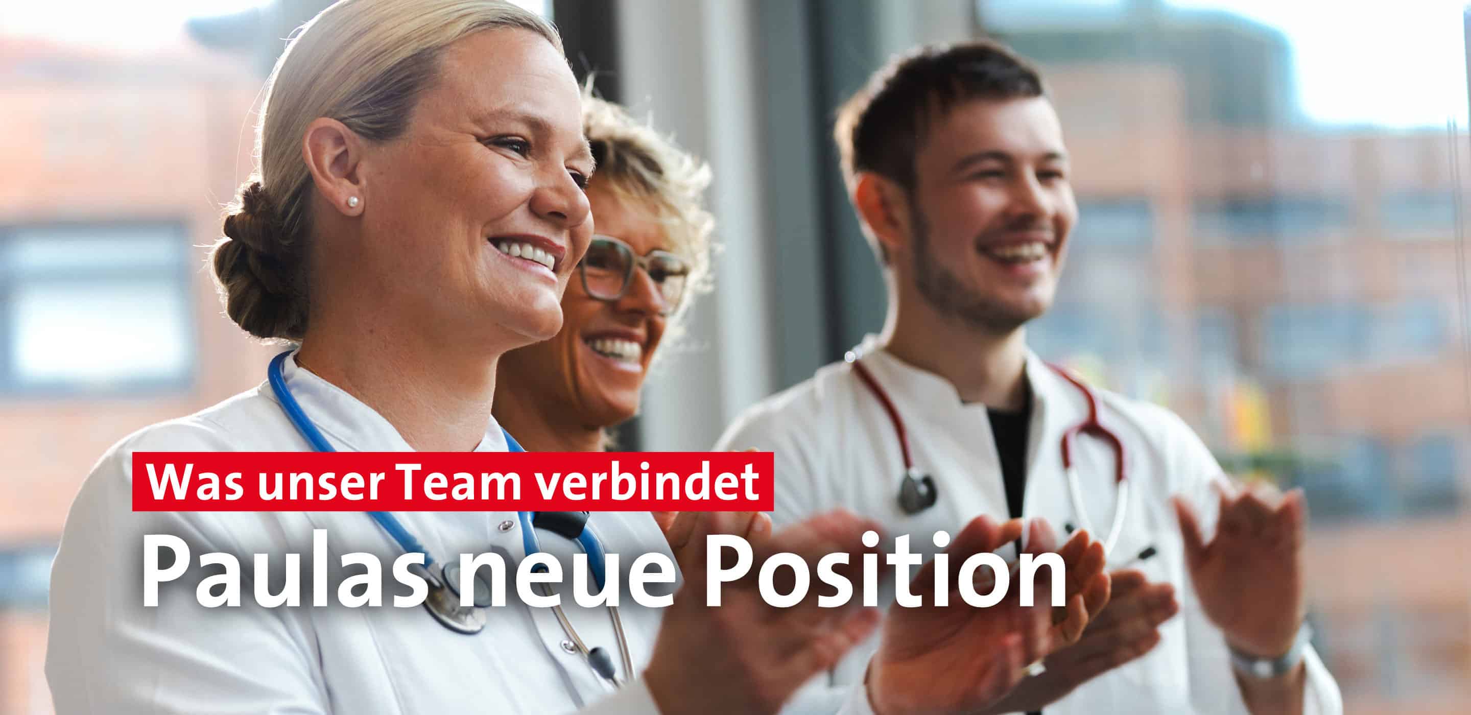 Drei Mitarbeitende aus dem medizinischen Bereich im Gespräch mit dem Titel „Paulas neue Position“.
