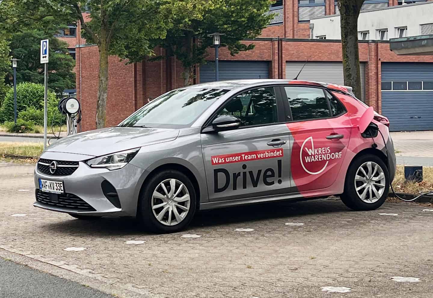 Elektroauto des Kreises Warendorf mit der Kampagnenbeschriftung „Was unser Team verbindet – Drive!“.
